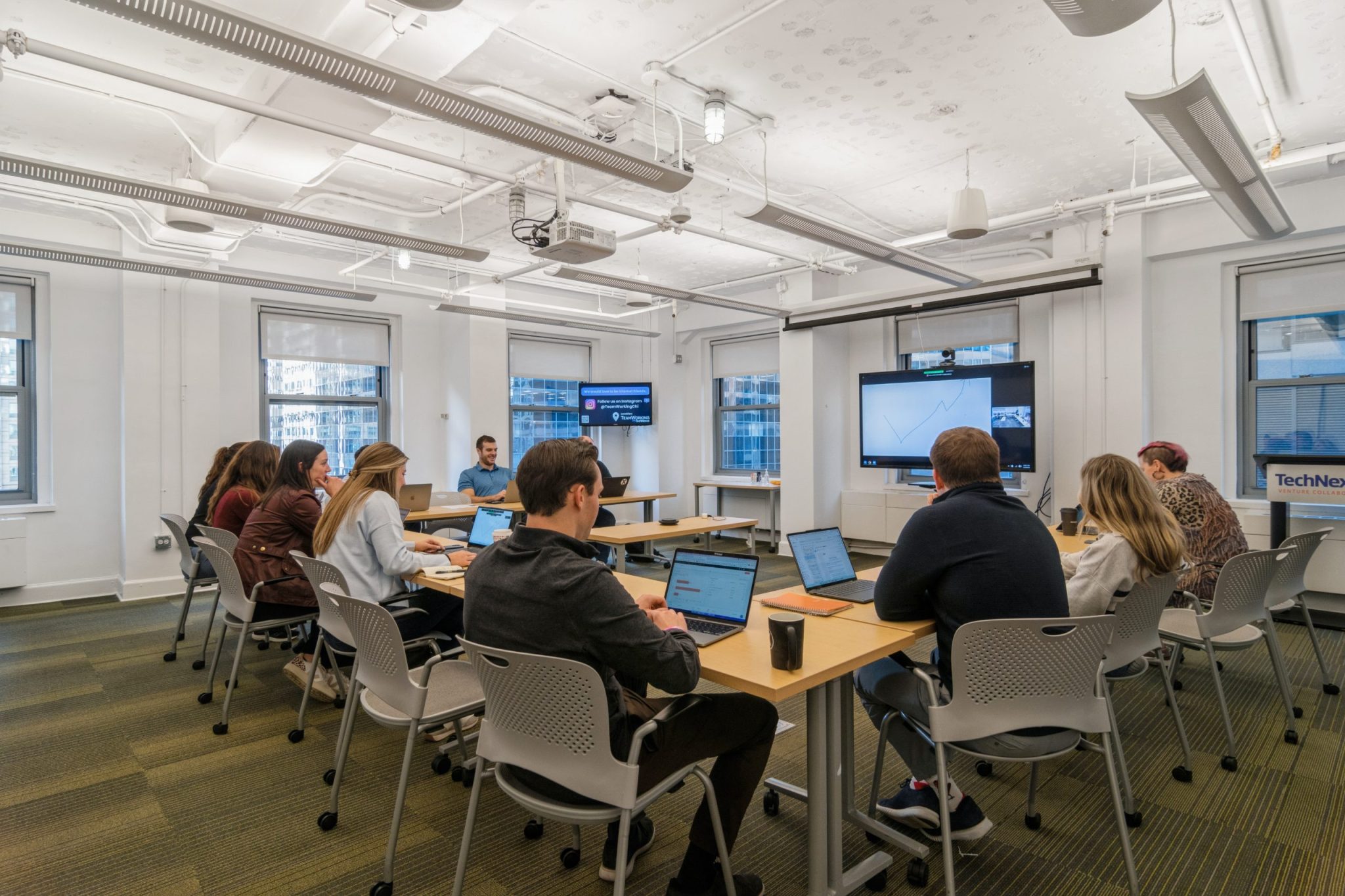 High-tech coworking environment in Chicago with on-site fitness center, catering to tech professionals and startup teams.